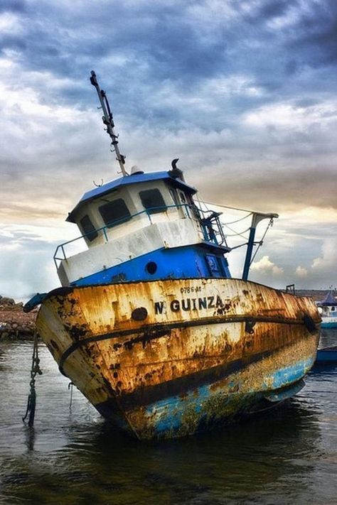 Boats Photography, Abandoned Ships, Old Boats, Boat Art, Boat Painting, Tug Boats, Shipwreck, Wooden Boats, Boat Building