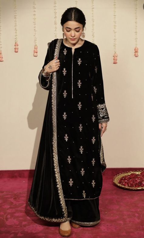 Velvet Pakistani Dress Party Wear, Pakistani Velvet Suits Party Wear, Velvet Suit Designs Indian, Velvet Dress Designs Pakistani, Dresses For Women Traditional, Simple Shirt Design, Velvet Pakistani Dress, Indian Formal Wear, Ethnic Fashion Indian