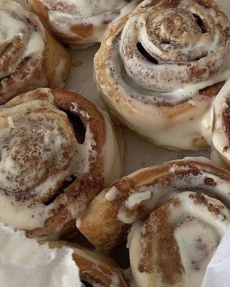 Wallpaper Halloween, Think Food, Cinnamon Buns, Food Obsession, Pretty Food, Food Cravings, I Love Food, Cute Food, Cinnamon Rolls