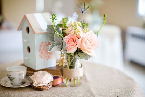 Birdhouse Centerpiece Ideas, Bird Theme Wedding, Birdhouse Centerpiece, Roses Centerpiece, Bird Themed Wedding, Bird Nest Craft, Butterfly Garden Party, Garden Inspired Wedding, Garden Centerpiece