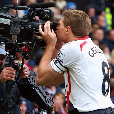 Steven Gerrard Football Liverpool, Stevie G, Liverpool Legends, France Football, Manchester United Fans, Liverpool Fans, Fc Liverpool, Premier League Football, Steven Gerrard