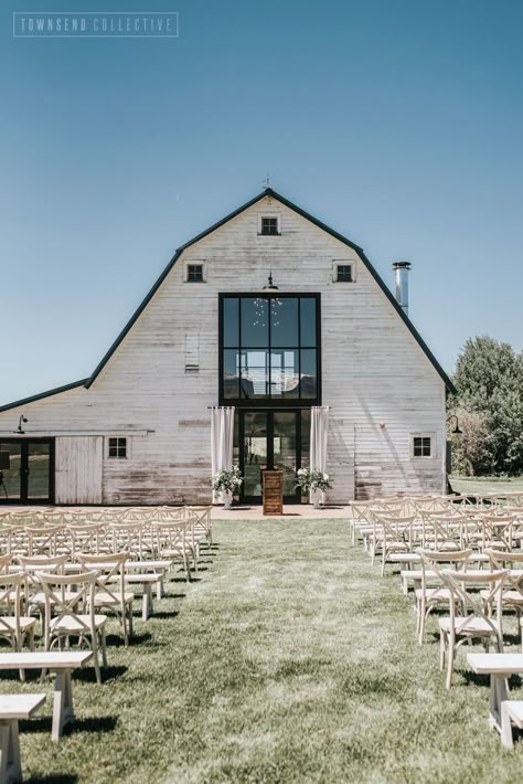 Farm Venue Wedding, Classy Elegant Wedding Venues, Barn Venues Wedding, Wedding Barn Venue Ideas, Western Wedding Venues, Western Wedding Aesthetic, Country Farmhouse Wedding, Belgrade Montana, Wedding Barn Ideas