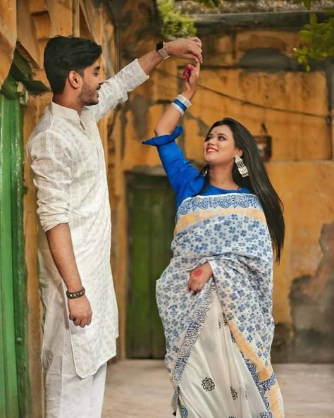 Young Couples Photography, Pic Couple, Model Couple, Pre Wedding Photoshoot Props, Pre Wedding Photoshoot Outfit, Wedding Photoshoot Props, Indian Wedding Couple Photography, Pre Wedding Photoshoot Outdoor, Saree Jewellery