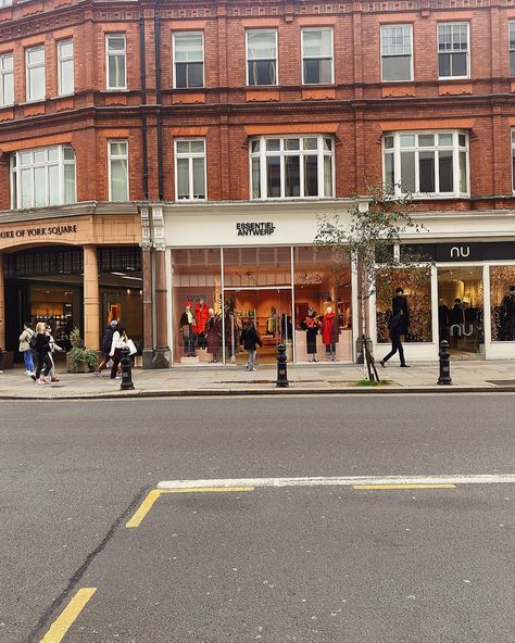 a day in Sloane Square #london #autumninlondon #londondiaries Sloane Square London, Sloane Square, Social Media Designs, Media Design, Social Media Design, Vision Board, London, Social Media, Square