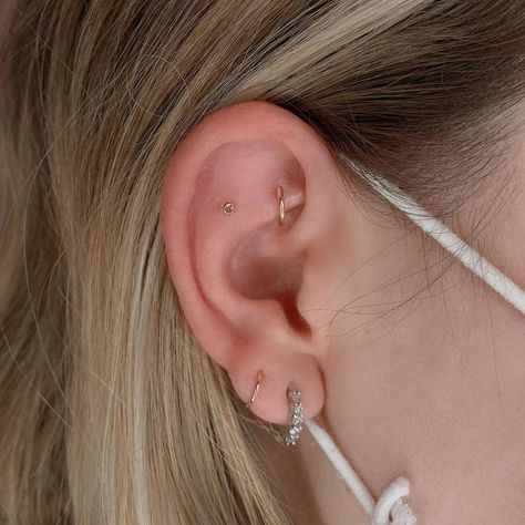 Flat Piercing Aesthetic, Flat Piercing Ideas, Piercing Artist, Pretty Piercings, Unique Ear Piercings, Flat Piercing, Ink Therapy, Earring Inspo, Tooth Gems