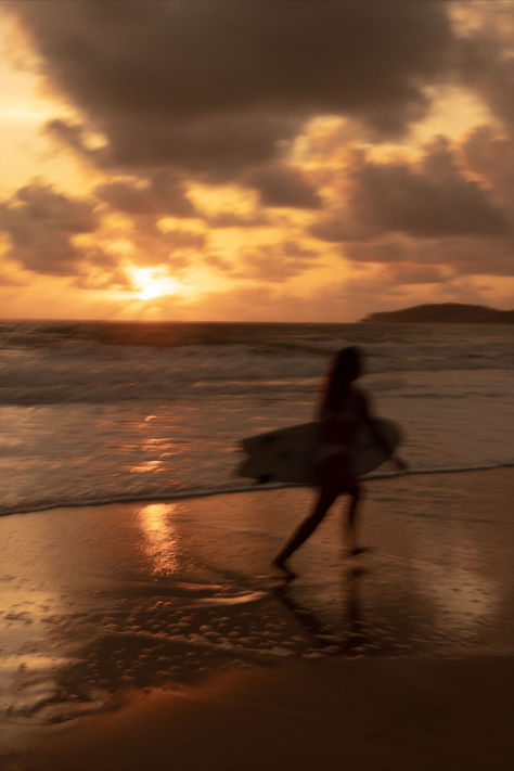 Desert beaches, golden sunshine and the warm afterglow of a killer surf session. If you’ve ever wondered what it takes to ride the longest waves in the world, ask our girl Sol Aguirre, a pro surfer making moves on the Peruvian coastlines. #surf #surfing #surfergirl #roxy #roxygirl #summer #Brazil Roxy Aesthetic, Surf Girl Aesthetic, Lana Quotes, Surfer Girl Hair, Surfer Girl Outfits, Surfer Girl Aesthetic, Surfer Aesthetic, Surfing Aesthetic, Girl Surfer