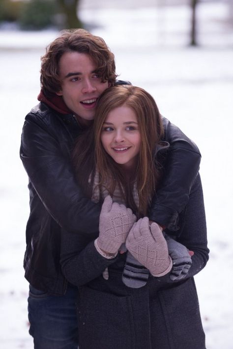 If I Stay Mia and Adam ice skating romantic scene If I Stay Movie, Mireille Enos, Teenage Romance, Chloe Grace Mortez, Chloë Grace Moretz, Stay With Me, Tv Couples, Mia 3, Movie Couples