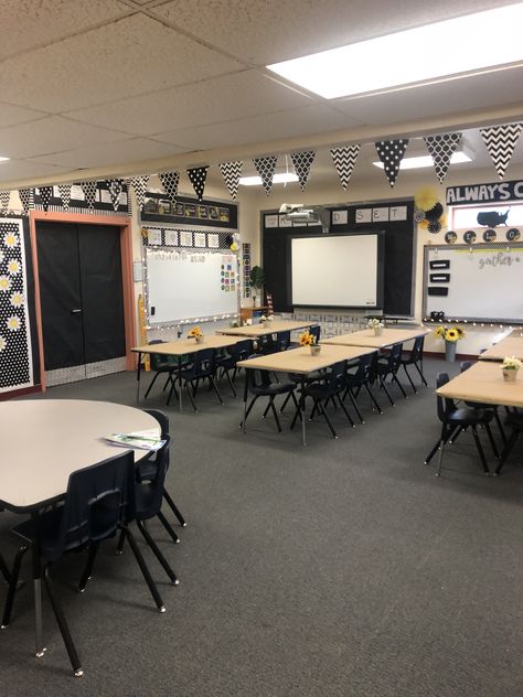 Classroom Table Arrangement, Black And White Classroom Decor, Middle School Classroom Themes, White Classroom Decor, Classroom Desk Arrangement, Black And White Classroom, Intermediate Classroom, Classroom Seating Arrangements, White Classroom