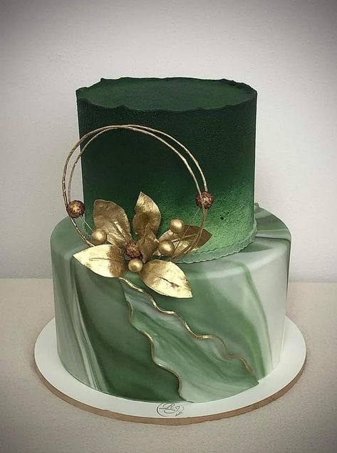 Wedding Cake Forest, Green Birthday Cakes, Quince Cakes, Bolo Vintage, Birthday Cake For Mom, Cake Boy, Green Wedding Cake, Gold Birthday Cake, Quinceanera Cakes