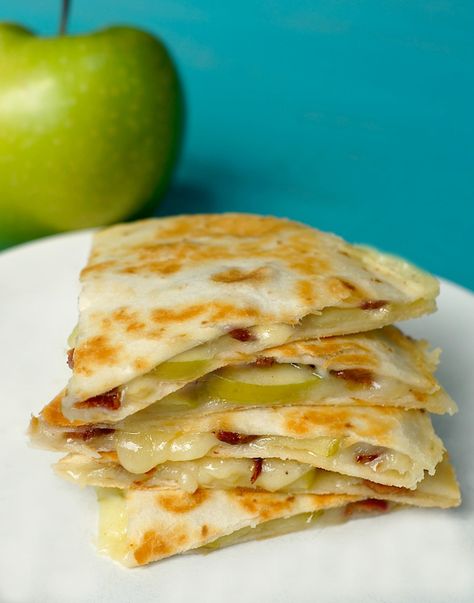 Getting ready for the #superbowl? These apple, cheddar and bacon quesadillas will have every team’s fan begging for more! Bacon Quesadilla, Cheese Quesadillas, Apple Cheddar, Dessert Mousse, Apple Recipe, Leftover Pork, Canadian Bacon, Quesadilla Recipes, School Snack