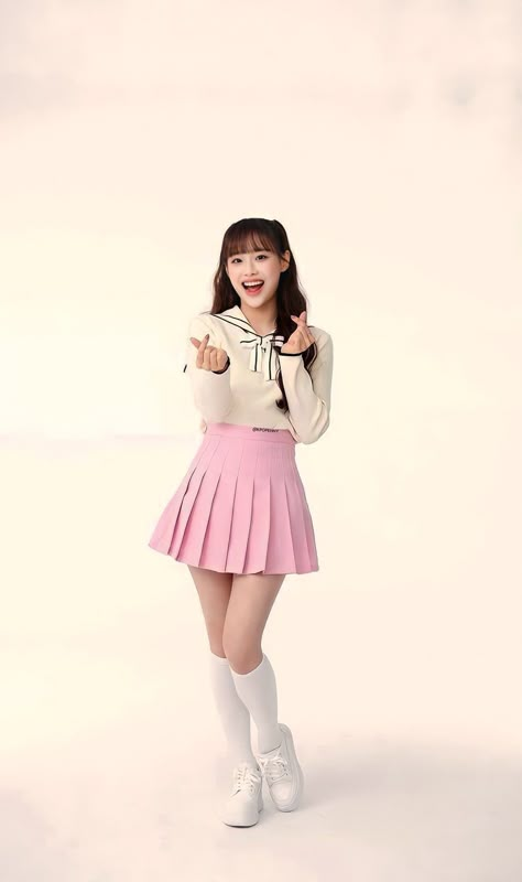 Chuu Full Body Pic, Chuu Outfits, Chuu Loona Wallpaper, Chu Loona, Chuu Wallpaper, Pastel Clown, Coquette Things, Loona Wallpaper, Phone Decoration