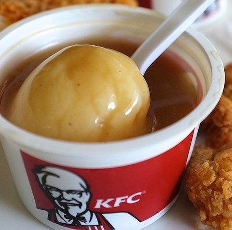 Mashed Potato Gravy Recipe, Instant Mashed Potatoes Recipes, Kfc Gravy Recipe, Kfc Mashed Potatoes, Kfc Gravy, Gravy For Mashed Potatoes, Mashed Potatoes And Gravy, Pizza Wedding, Restaurant Recipes Famous