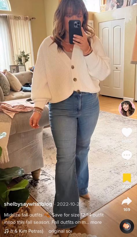 Bell Bottom Jeans Outfit Midsize, Bell Bottoms Fall Outfit, Bell Bottom Jeans Outfit Fall, Bellbottom Jean Outfits, Flair Jeans Outfit, Midsize Fall Outfits, Bootcut Jeans Outfit, Bell Bottom Jeans Outfit, Outfit Midsize