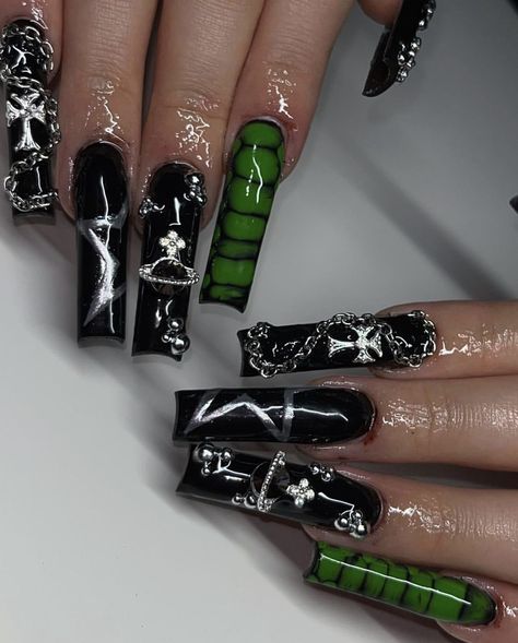 Y2k Nails Green And Black, Xl Goth Nails, Black And Green Nail Ideas, Black Edgy Nails, Green And Black Acrylic Nails, Black Goth Nails, Cybergoth Nails, Black Y2k Nails, Goth Acrylic Nails