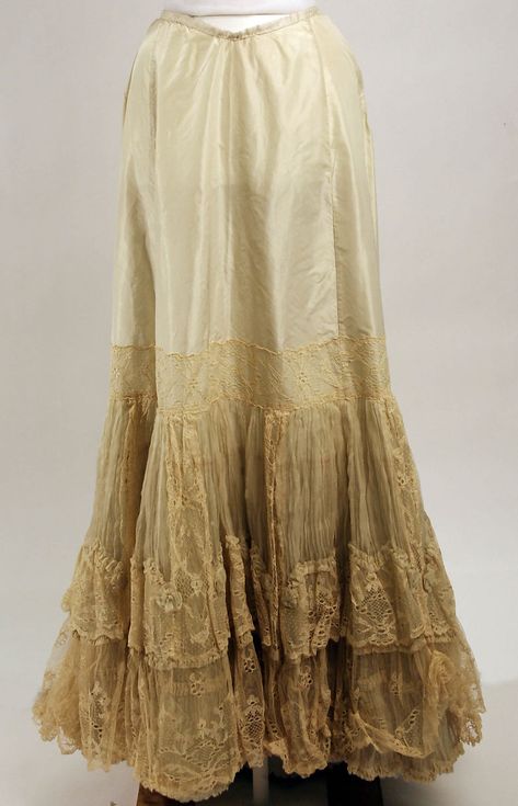 Petticoat Junction, 1890s Fashion, Edwardian Dress, Costume Institute, Antique Clothing, Dinner Dress, Edwardian Fashion, Historical Costume, Antique Lace