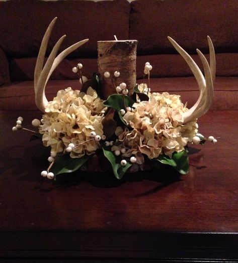 Deer Shed Centerpiece Wedding Ideas, Deer Antler Centerpieces Rustic, Antler Centerpiece Wedding, Fall Hydrangea Arrangements, Wedding Decor With Deer Antlers, Deer Antler Flower Arrangements, Antler Wedding Centerpieces, Antler Flower Arrangement, Antlers With Succulents