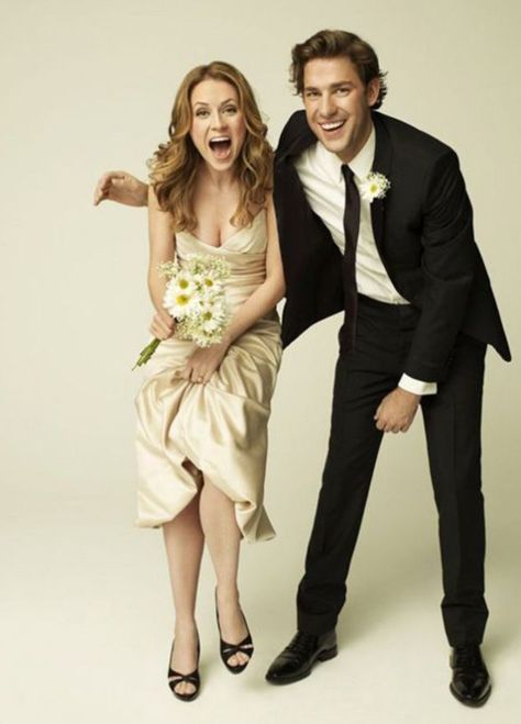 12 Most Iconic TV & Movie Weddings To Ever Exist - Wilkie Blog! - Jim and Pam's wedding from The Office #tvshow #iconic #tv #show Jim And Pam Wedding, John Krasinski Jenna Fischer, Pam And Jim, The Office Jim, Jim Pam, Jim And Pam, Bears Beets Battlestar Galactica, Jenna Fischer, The Office Show