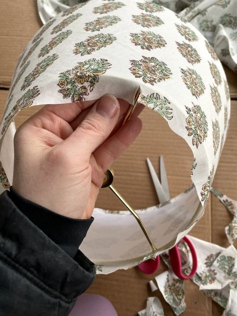 Diy Lampshade Makeover, Lampshade Redo, Lamp Shade Crafts, Make A Lampshade, Diy Roman Shades, Cover Lampshade, Lampshade Makeover, Lamp Makeover, Painting Lamp Shades