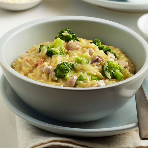 Looking for an authentic Italian recipe? Try Barilla's step-by-step recipe for our Risoni with chicken, broccoli and Pesto Genovese, cooked risotto style, for a delicious meal! Pesto Genovese Recipe, Risoni Recipes, Vegetable Risotto Recipes, Risotto With Chicken, Barilla Recipes, Vegetable Risotto, Lasagne Recipes, Burger Seasoning, Chicken And Broccoli