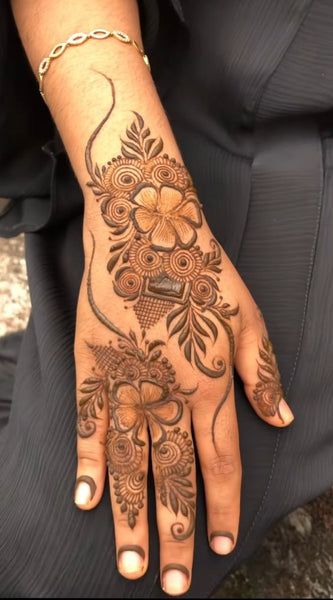 Fancy Mehndi Designs Henna Hands, Mehandi Designs Khafif Back, Mehdi Degine Front Hand, Mehndi Khafif Design, Henna Designs With Flowers, Fancy Mehendi Designs, Mehendi Designs For Hands Unique Latest, Mehndi Designs Simple Back, Sider Mehndi Design