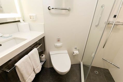 The Interior Cabin Bathroom on Koningsdam (photo: Cruise Critic) Cruise Ship Room Hacks, Cruise Ships Interior Rooms, Cruise Bathroom, Decorating Cruise Cabin Door, Cruise Ship Bathroom, Ship Bathroom, Luxury Cruise Ship Room, Ship Cabin, Cruise Ships Interior