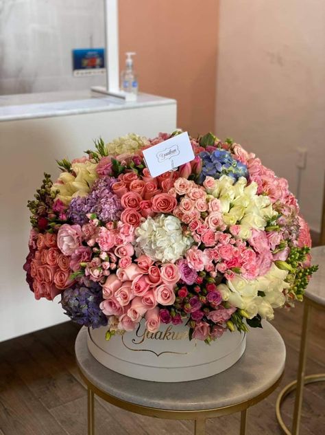 Big Flower Vase Arrangements, Expensive Flowers Bouquet, Big Bouquet Of Flowers Aesthetic, Huge Flower Bouquet, Big Flower Bouquet, Huge Bouquet Of Flowers, Box Of Flowers, Flower Boquet, Luxury Flower Bouquets