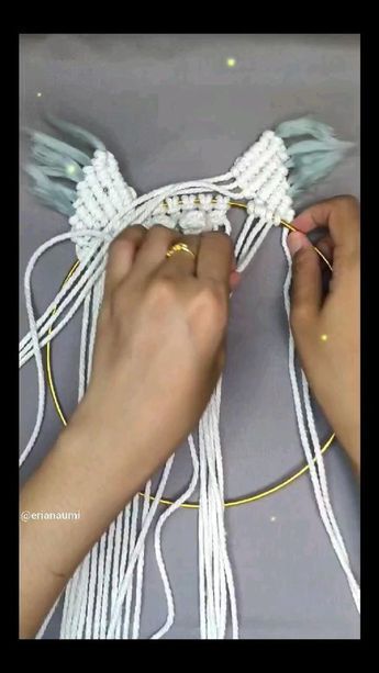 tutorial how to make macrame owl with woll Wool Macrame, Macrame Wedding Decor, Owl Tutorial, Dream Catcher Patterns, Free Macrame Patterns, Macrame Bracelet Tutorial, Owl Wall Hanging, Makramee Diy, Macrame Owl