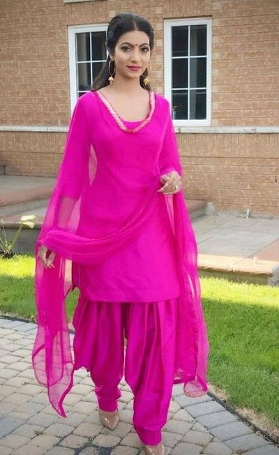 Latest Design of Patiala Salwar Suit Design Suit Lehenga, Kurti Pants, Palazzo Kurti, Silk Fabric Dress, Pink Brocade, Patiala Suit Designs, Patiala Salwar Suits, Salwar Suit Designs, Kurti Palazzo