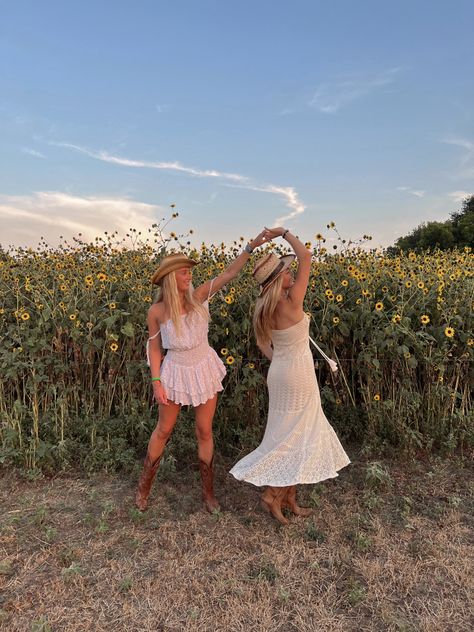 Nantucket Clothes, Friend Senior Pictures, Sunset Photoshoot Ideas, Sr Photos, Cowgirl Photoshoot, Western Photoshoot, Friendship Photoshoot, Looks Country, Cowgirl Aesthetic