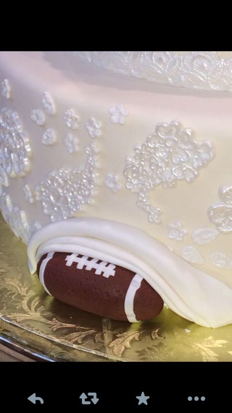 How cute! A football hidden on the bottom of the wedding cake! Cupcakes For Girls, Ball Cupcakes, Football Wedding, Food Time, Lace Wedding Cake, Girl Cupcakes, Wedding Help, Girls Soccer, Decorated Cakes