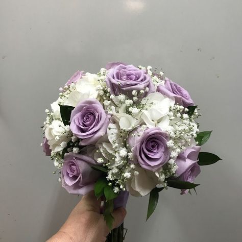 Lilac Wedding Bouquet Bridesmaid, Quince Ramos Lilac, Bridal Bouquet Purple And White, Purple Bouquet Prom, Light Purple Prom Flowers, Lavender Quince Bouquet, Light Purple Prom Bouquet, Purple Ramos For Quinceanera, White And Lilac Bouquet