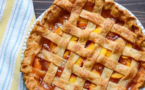 12 Plant-Based Peach Pies, Tarts, and Galettes - One Green Planet Vegan Peach Pie, Healthy Peach Dessert, Lattice Crust, Pecan Crumble, Vegan Peach, Vanilla Ice Cream Recipe, Refreshing Snacks, Vegan Pie, Peach Desserts