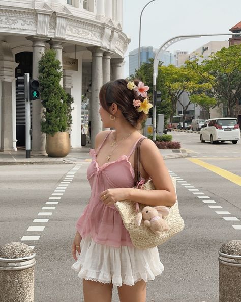 flower clips in my hair 🌸🤍🌼🍃 #flowerclip #summerhairstyles #pinterestoutfit #pinterestaesthetic #outfitinspiration #girlyoutfits #pinkoutfit #girlyaesthetic #wickerbag #summerbag Flower Aesthetic Outfits, Girly Outfits Aesthetic, Singapore Outfit, Girly Skirt, Aesthetic Closet, Bday Outfits, Floral Outfit Summer, Coquette Outfits, Skirts Outfits