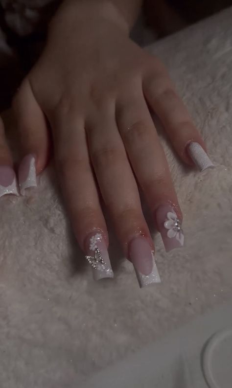 Coffin White Design Nails, Cute Nail French Tips, Nail Ideas White Glitter, Nail Designs Quinceanera, Nail Inspiration Charms, Nail Idea Winter, Engagement Nails Ideas Square, Latina Nails White, Nail Designs White Square