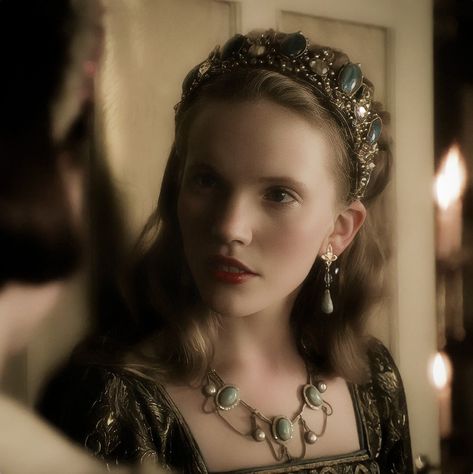 Tamzin Merchant Tudors, Catherine Howard Aesthetic, Tazmin Merchant, Katherine Howard Aesthetic, Tudors Aesthetic, Kathrine Howard, Period Faceclaims, Viserra Targaryen, Black Crowns