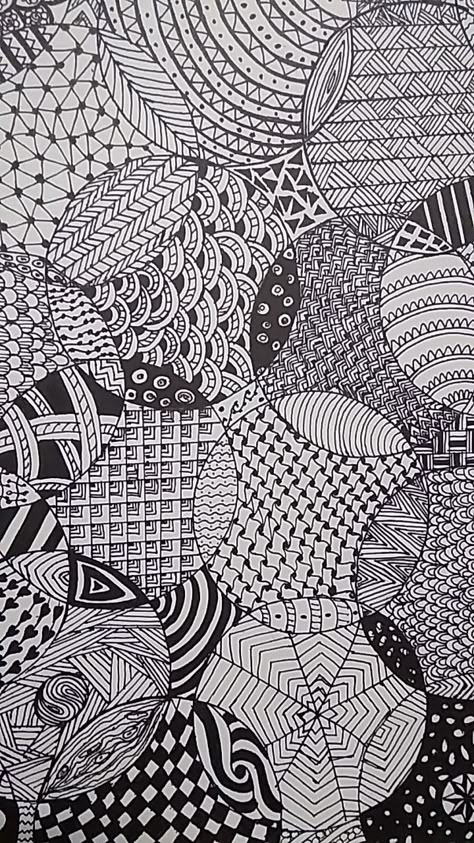 Different kinds of patterns made in random circles. Zentangle Circle Patterns, Circle Zentangle Patterns, Zentangle Circles, Circle Zentangle, Random Patterns Drawing, Circle Art Projects, Patterns For Drawing, Zantangle Art, Geometric Printable