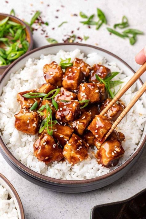 General Tso's tofu served over white rice and garnished with sesame seeds and green onion. General Tso Tofu Air Fryer, General Tso Tofu, General Tso Sauce, Tofu Recipe, General Tso, Crispy Fry, Fried Tofu, Air Fryer Recipes Easy, Green Onion