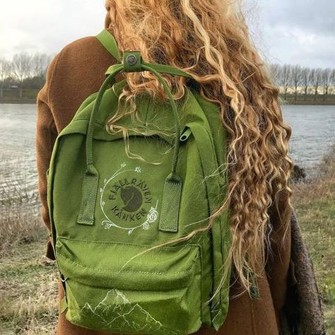 Kanken mini💛 Re Kanken, Mochila Fjallraven Kanken, Kanken Mini, Fjällräven Kånken, Aesthetic Backpack, Granola Girl, Diy Embroidery, Cute Bags, Kanken Backpack