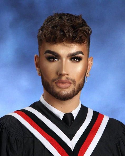 This Toronto makeup artist is going viral for his spectacularly glamorous graduation photo Monsterhearts Aesthetic, Picture Day Makeup, Men Wearing Makeup, Senior Picture Makeup, Yearbook Pictures, Passport Pictures, Graduation Makeup, Graduation Gown, Bridal Makeup Wedding