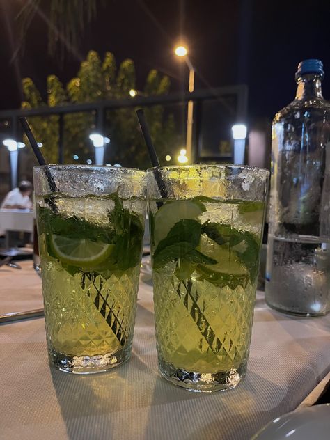 Drinks Summer Aesthetic, Virgin Mojito Aesthetic, Patio Drinks Aesthetic, Mojito Aesthetic Night, Restaurant Drinks Aesthetic, Drink Aesthetic Recipe, Lemon Drink Aesthetic, Mojitos Aesthetic, Fancy Drinks Alcohol