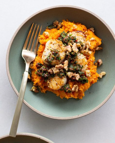 Scallops & Sweet Potato Mash with Sun-dried Tomato Relish - Justine Snacks Hazelnut Gremolata, Yummy Bowls, Justine Snacks, Justine Doiron, Chickpea Fries, Scalloped Sweet Potatoes, Fresh Scallops, Sweet Potato Mash, Bitter Greens