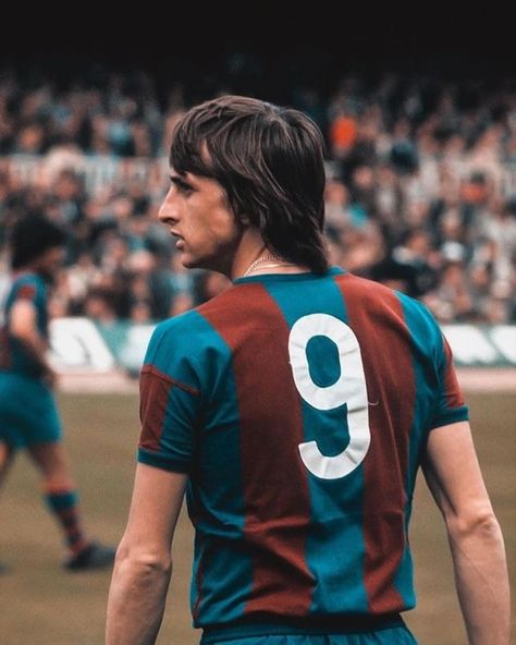 Day 3: Johan Cruyff - - - #momentus #football #cold #cruyff #johancruyff #baller #oranje #barcelona #netherlands #dutch #goat Stanley Matthews, Young Al Pacino, Rivaldo, Cruciate Ligament, Johan Cruyff, Playing Football, Grown Man, Fc Barcelona, Netherlands