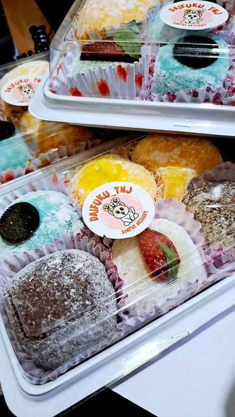 #food #mochi #jajanan Food Mochi, Chips Snacks, Fruit Chip, Foto Pin, Cake Candy, Chiffon Cake, Cute Desserts, Snack Chips, Chocolate Candy