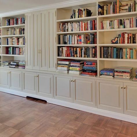 75 Home Office with Beige Walls Ideas You'll Love - March, 2023 | Houzz Beige Library, Beige Bookshelf, Bookshelves Living Room, Terracotta Kitchen, Traditional Home Office, Dnevna Soba, Walls Ideas, Vintage Bookshelf, Bookshelves In Living Room