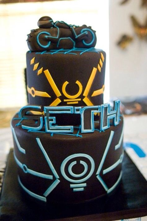 Tron cake Tron Party, 17th Birthday Ideas, Birthday Things, Tron Legacy, Unfortunate Events, Cake Walk, Business Startup, Crazy Cakes, Disney Cakes