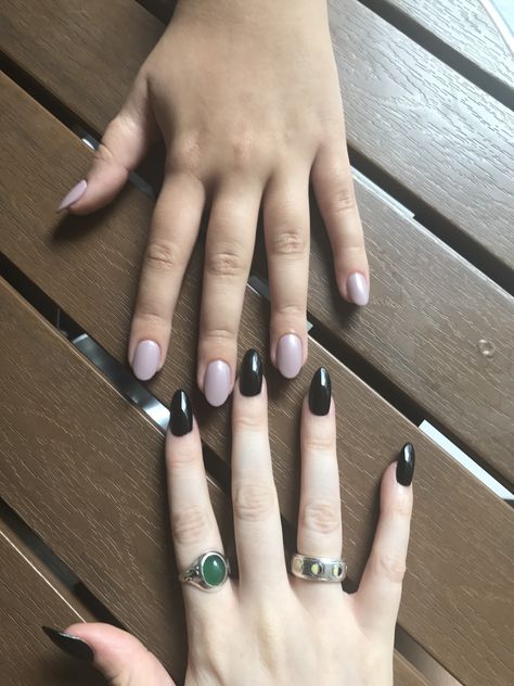 Matching Gel Nails With Best Friend, Pink And Black Friends, Rings Baddie, Pink And Black Duo, Matching Bestie Nails, Nails Acrylic Matte, Matching Nails With Best Friend, Fig Faeth, Nails Pink Acrylic