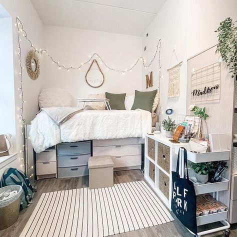 Dorm Room Organization Storage, Dorm Room Layouts, College Dorm Room Inspiration, Small Dorm Room, Dream Dorm Room, Boho Dorm Room, Cozy Dorm Room, Dorm Room Styles, College Dorm Room Essentials