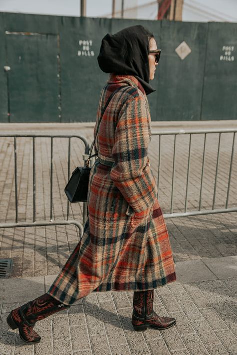 Camel Sweaters, Fashion Sites, Street Style Trends, Plaid Coat, Style Looks, Best Street Style, 2023 Fashion, New York Street, Plaid Fashion