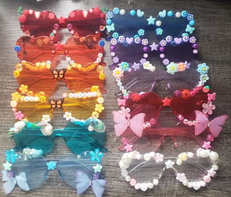 Beaded Sunglasses Heart, Heart Sunglasses Beads, Bead Sunglasses Ideas, Decorated Sunglasses Aesthetic, Decorate Glasses Eye, Decorating Glasses With Beads, Decorating Heart Sunglasses, Heart Glasses Decorated, Taylor Swift Heart Glasses Diy