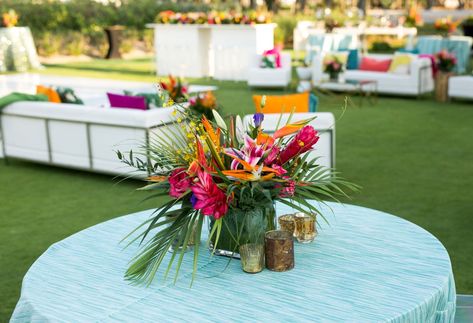 Carribean Wedding Theme, Hawaii Wedding Centerpieces, Chic Tropical Wedding, Tropical Welcome Party, Tropical Party Centerpieces, Red Tropical Wedding, Tropical Table Centerpieces, Tropical Flowers Arrangements, Tropical Centerpieces Wedding